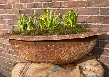 Antieke grote gietijzeren plantenbak, jardinière  beschikbaar voor biedingen