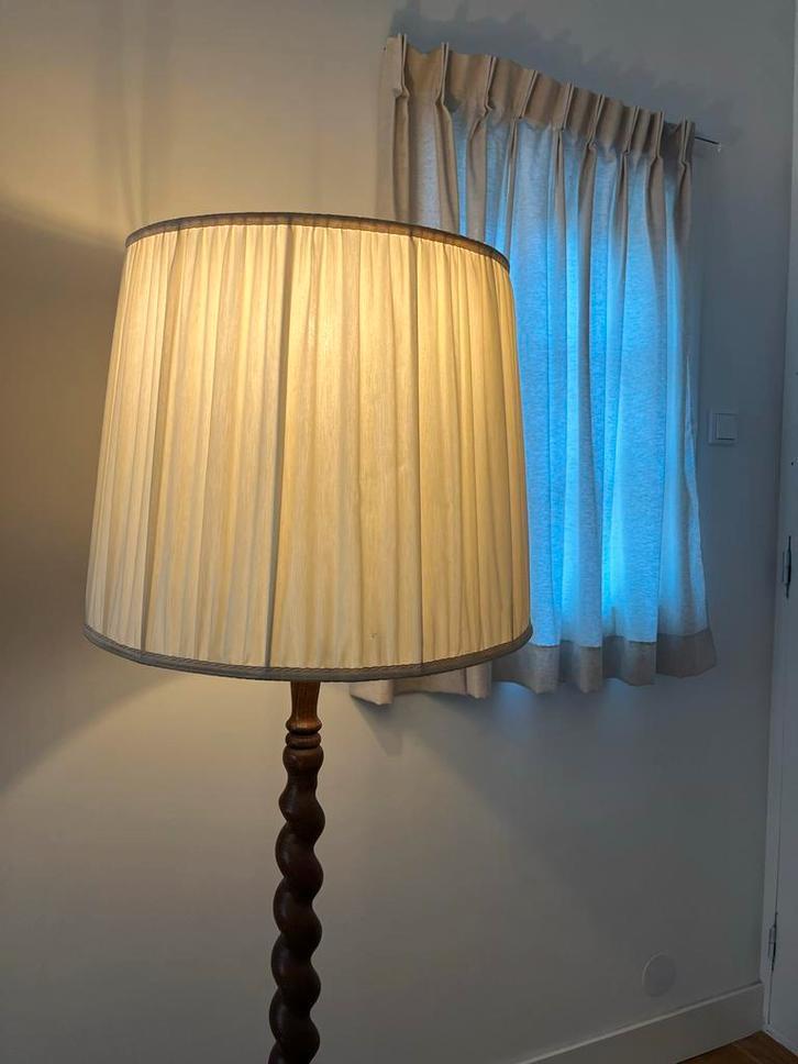 Houten gedraaide vintage vloerlamp met plissé kap, Huis en Inrichting, Lampen | Vloerlampen, Gebruikt, 150 tot 200 cm, Hout, Ophalen of Verzenden