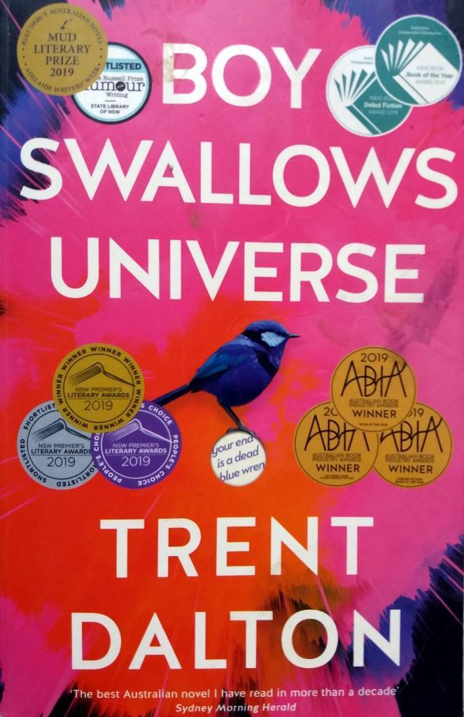 Trent Dalton - Boy Swallows Universe (ENGELSTALIG), Boeken, Taal | Engels, Gelezen, Fictie, Ophalen of Verzenden