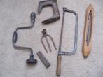 Oud gereedschap, o.a. boor, zaag, wig, aambeeld en weefnaald, Antiek en Kunst, Antiek | Gereedschap en Instrumenten, Ophalen of Verzenden