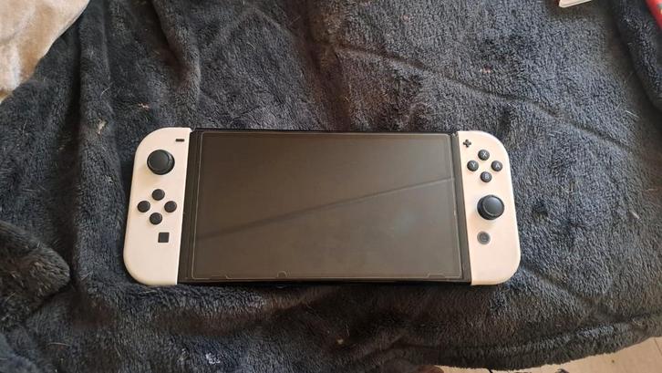 Nintendo switch oled met 4 spellen, Spelcomputers en Games, Spelcomputers | Nintendo Switch, Zo goed als nieuw, Switch OLED, Met 1 controller