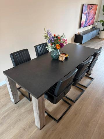 Eettafel set inclusief 6 stoelen beschikbaar voor biedingen
