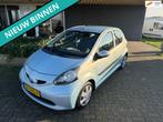 Toyota Aygo 1.0-12V + AIRCO/5DRS/ELEK PACK APK+NAP, Voorwielaandrijving, Stof, Gebruikt, Zwart