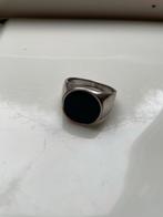 Zwarte zegelring in zilverkleur, Sieraden, Tassen en Uiterlijk, Ringen, 19 tot 20, Zwart, Ophalen of Verzenden, Zo goed als nieuw
