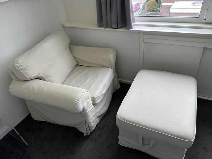 Mooie witte IKEA Ektorp fauteuil met Ektorp voetenbank, Huis en Inrichting, Fauteuils, Gebruikt, Ophalen