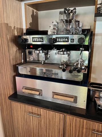 Vibiemme tweegroeps espressomachine met bonen molen grinder  beschikbaar voor biedingen