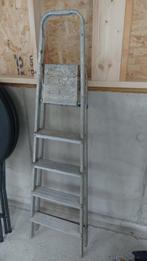 Huishoudtrap - 4 treden Handig voor klusjes in huis, Doe-het-zelf en Verbouw, Ladders en Trappen, Ophalen, Gebruikt, Trap, Opvouwbaar of Inschuifbaar