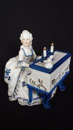 Blauw Wit Porseleinen BEELD <> Victoriaanse Dame met PIANOLA, Ophalen of Verzenden, Zo goed als nieuw, Mens
