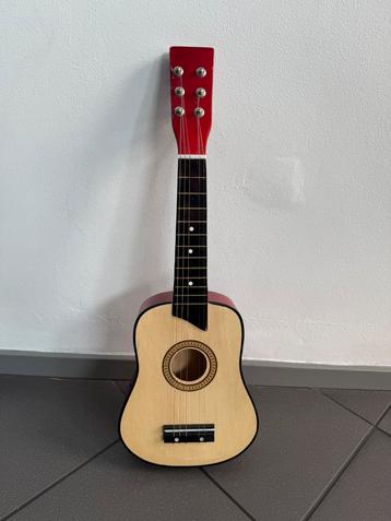 Kleine kinder gitaar. Mist 1 snaar. beschikbaar voor biedingen