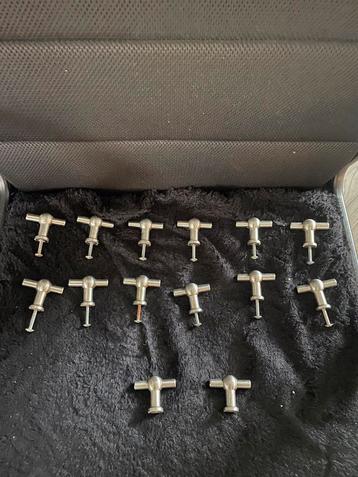 14  nog zo goed als nieuwe ijzeren Handgreepjes beschikbaar voor biedingen