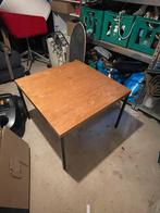 Houten koffie / salon tafel met metalen poten, Ophalen