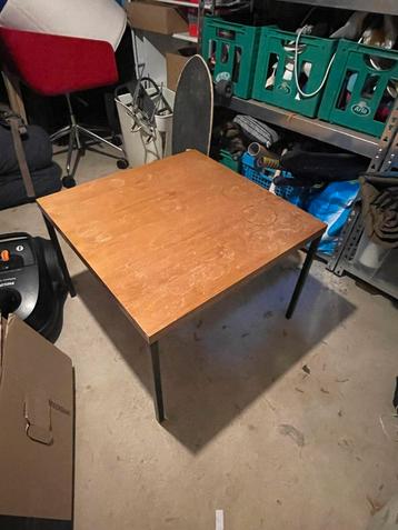 Houten koffie / salon tafel met metalen poten beschikbaar voor biedingen