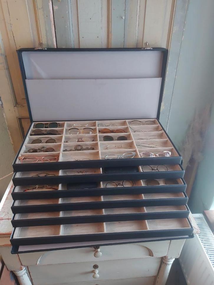 Oude brillen vertegenwoordigers koffer met antieke brillen ., Antiek en Kunst, Curiosa en Brocante, Ophalen of Verzenden