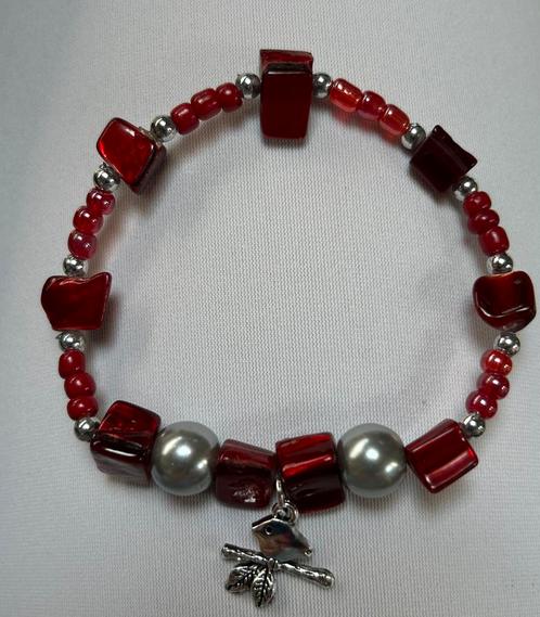 Kralen armband rood met roodborstbedel, Sieraden, Tassen en Uiterlijk, Armbanden, Nieuw, Rood, Ophalen of Verzenden