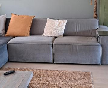 Grote hoek-/loungebank beschikbaar voor biedingen