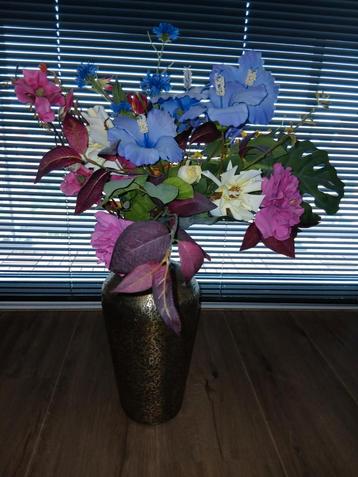 Vaas met kunstbloemen - Bronzen vaas
