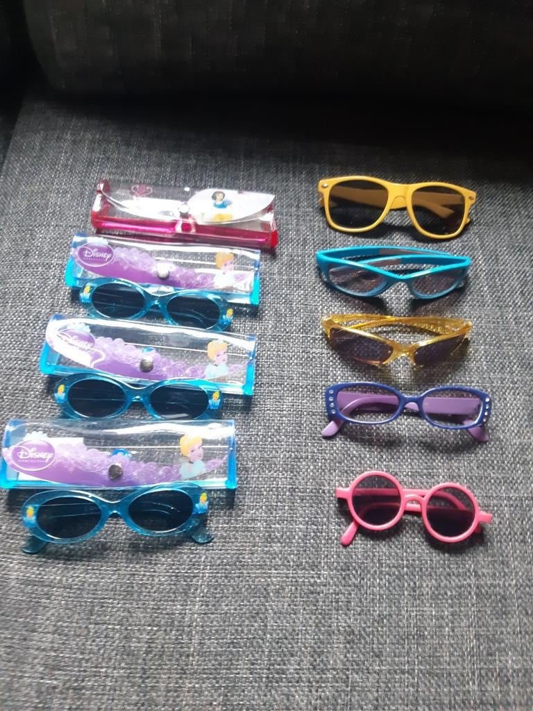 Heel veel kinderzonnebrillen te koop. Oa Disney Assepoester, Verzamelen, Disney, Ophalen of Verzenden, Assepoester of Belle, Zo goed als nieuw