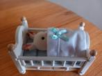 Sylvanian families babybed met laatjes compleet/babykonijn, Verzamelen, Ophalen of Verzenden, Zo goed als nieuw, Poppenhuis