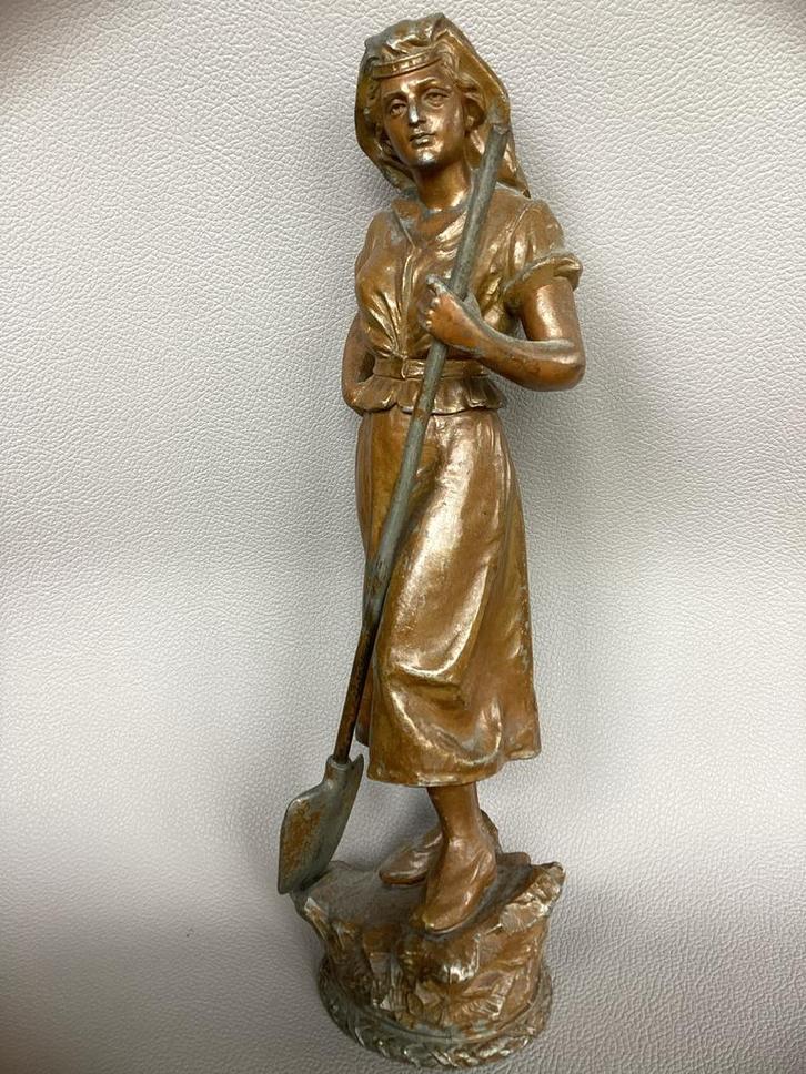 Gepatineerd Zamac Beeldje Landarbeidster met Schop - 31 cm., Antiek en Kunst, Kunst | Beelden en Houtsnijwerken, Ophalen of Verzenden
