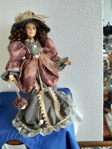 Victoriaanse modelpop beschikbaar voor biedingen