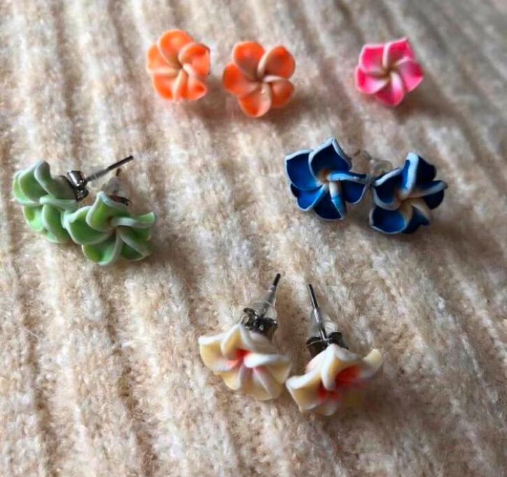 Frangipani bloemen oorbellen stekers diverse kleuren bieden, Sieraden, Tassen en Uiterlijk, Oorbellen, Nieuw, Knopjes of Stekers