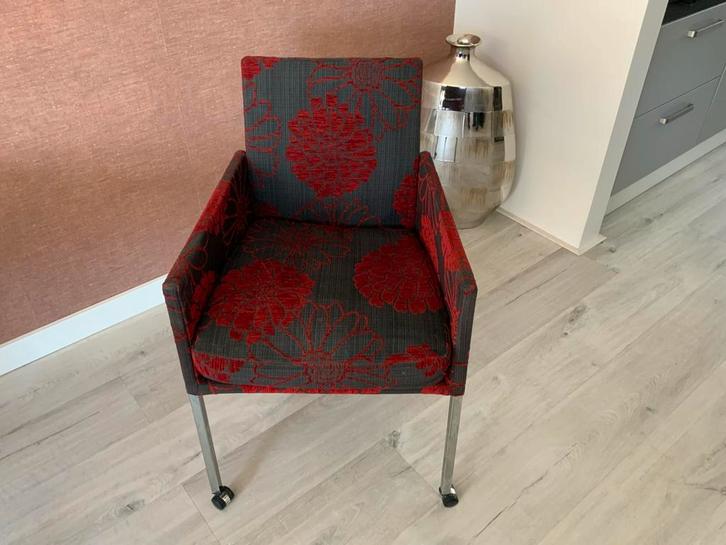 2 Stijlvolle stoel met bloemmotief, Huis en Inrichting, Stoelen, Gebruikt, Eén, Metaal, Rood, Ophalen