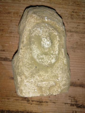 Thais amulet van steen beschikbaar voor biedingen