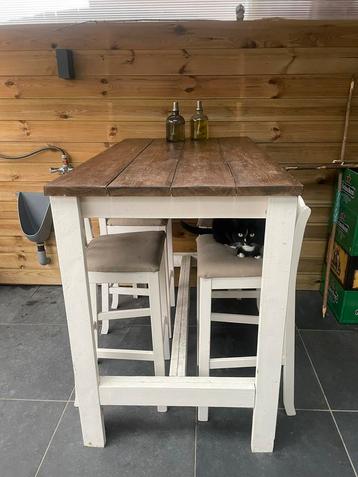 Hoge eettafel met stoelen beschikbaar voor biedingen