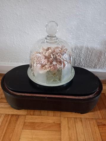 Kristallen stolp met glazen onderbord beschikbaar voor biedingen