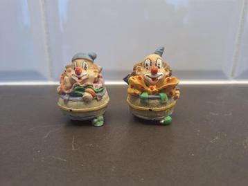 2x klein beeldje clown met ton beschikbaar voor biedingen