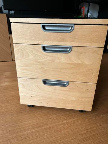 Houten ladekast met 3 lades beschikbaar voor biedingen