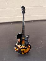 Elvis Presley miniatuur gitaar met standaard., Verzamelen, Muziek, Artiesten en Beroemdheden, ., Nieuw, Ophalen of Verzenden, .