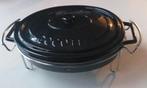 Zwarte Maxi cocotte ovenschaal rechaud, doorsnee is 33cm, Huis en Inrichting, Keuken | Potten en Pannen, Ophalen, Zo goed als nieuw