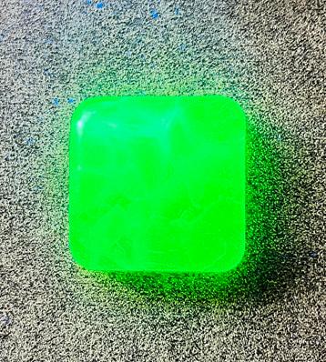 Uranium glas tegeltje  beschikbaar voor biedingen