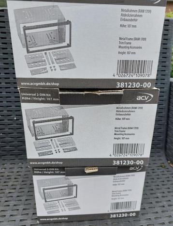 Nieuwe inbouwslede voor een auto radio. beschikbaar voor biedingen