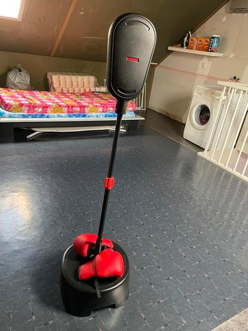 Boksbal staande met hanschoenen 1,6m , laderkast 55x62cm beschikbaar voor biedingen