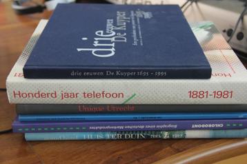 Diverse boeken over geschiedenis van organisaties of merken beschikbaar voor biedingen