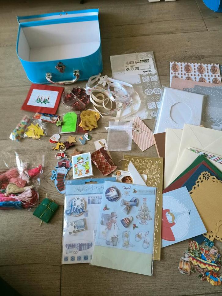 Koffertje met kaarten, embelishments,lint, papier en meer, Hobby en Vrije tijd, Kaarten | Zelf maken, Zo goed als nieuw, Blanco kaart of Basiskaart