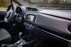Toyota Yaris 1.3 VVT-i Aspiration | Automaat | Nap | Camera, Te koop, Zilver of Grijs, Benzine, 550 kg
