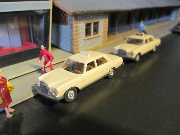 Mercedes Benz W114/W115 /8 Taxi Wiking ( met draagbeugel ), Hobby en Vrije tijd, Modelauto's | 1:87, Zo goed als nieuw, Auto, Wiking