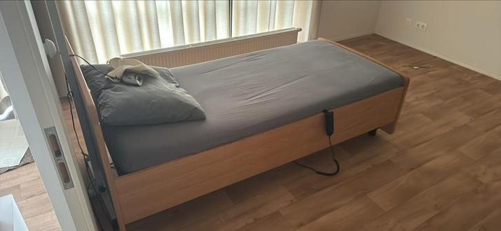 Elektrisch verstelbaar bed + papegaai (zonder matras), Huis en Inrichting, Slaapkamer | Bedden, Gebruikt, Eenpersoons, 90 cm, 200 cm