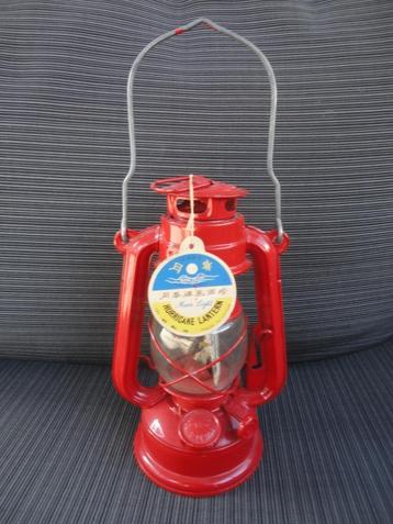 Rode stormlamp , olielamp, kampeerlamp, petroleumlamp beschikbaar voor biedingen