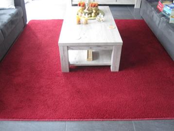 Prachtig rood gefestoneerd vloerkleed 240 x 240 cm beschikbaar voor biedingen