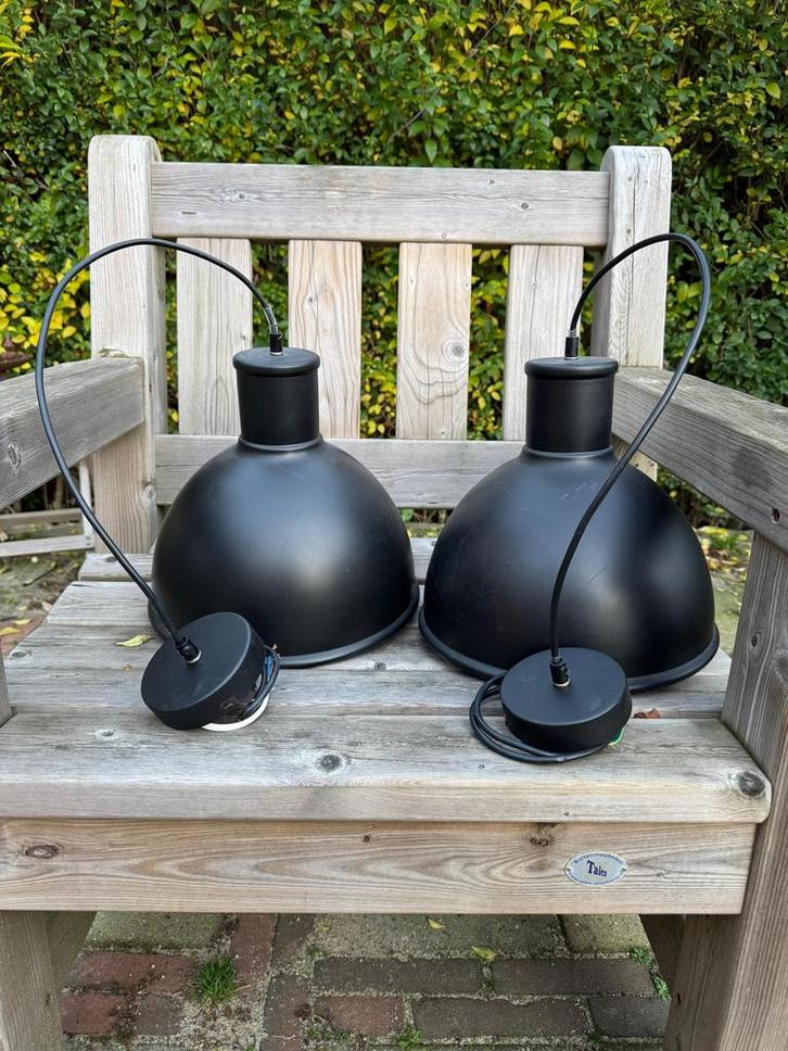 Twee industriële hanglampen - 30 cm diameter, Huis en Inrichting, Lampen | Hanglampen, Zo goed als nieuw, Minder dan 50 cm, Metaal