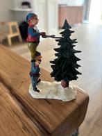 Lemax santa’s wonderland elf cutting tree, Ophalen of Verzenden, Gebruikt