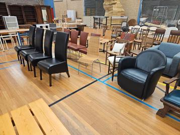 Verschillende eettafelstoelen beschikbaar voor biedingen
