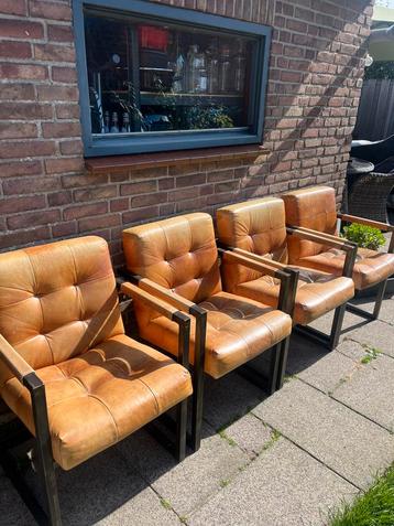 4 leren stoelen met zwart stalen poten. beschikbaar voor biedingen