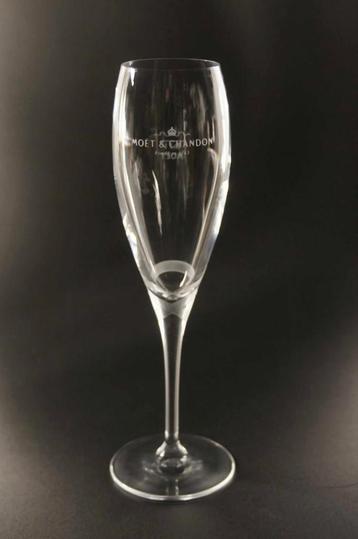 6 Möet & Chandon cristallen champagne flutes. Ik heb er 90 beschikbaar voor biedingen