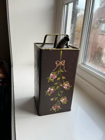 Vintage jerrycan,  petroleum kan met bloemmotief beschikbaar voor biedingen