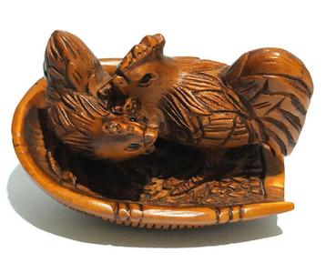 Houten Netsuke van een haan met hen in een korf Japan beschikbaar voor biedingen